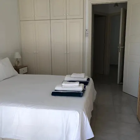 Cozy 2 Bed With Pool - 20 Min Walk To