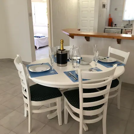 Cozy 2 Bed With Pool - 20 Min Walk To Klorakas