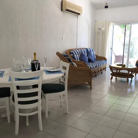 Apartmán Cozy 2 Bed With Pool - 20 Min Walk To Klorakas