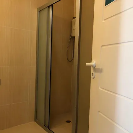 Cozy 2 Bed With Pool - 20 Min Walk To *