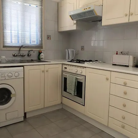 Cozy 2 Bed With Pool - 20 Min Walk To * Klorakas