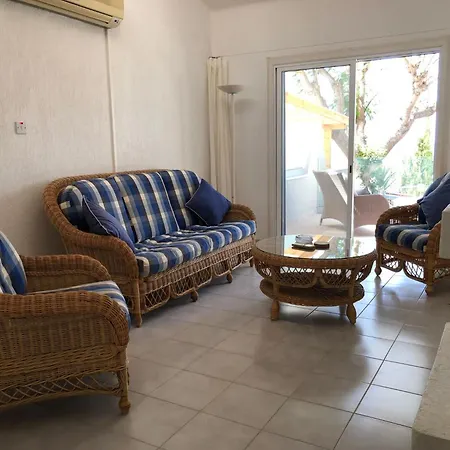 Cozy 2 Bed With Pool - 20 Min Walk To Klorakas