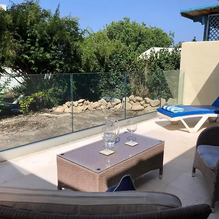 Cozy 2 Bed With Pool - 20 Min Walk To Klorakas