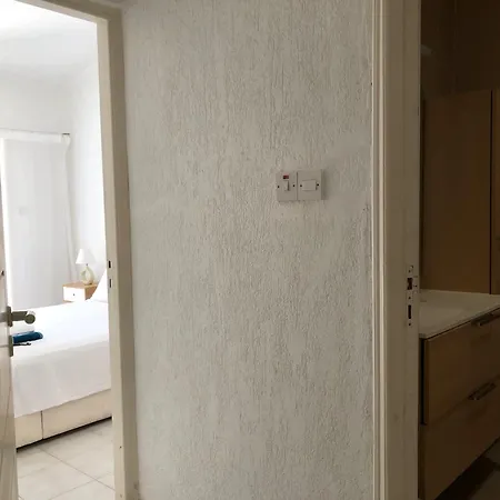 Cozy 2 Bed With Pool - 20 Min Walk To Apartmán